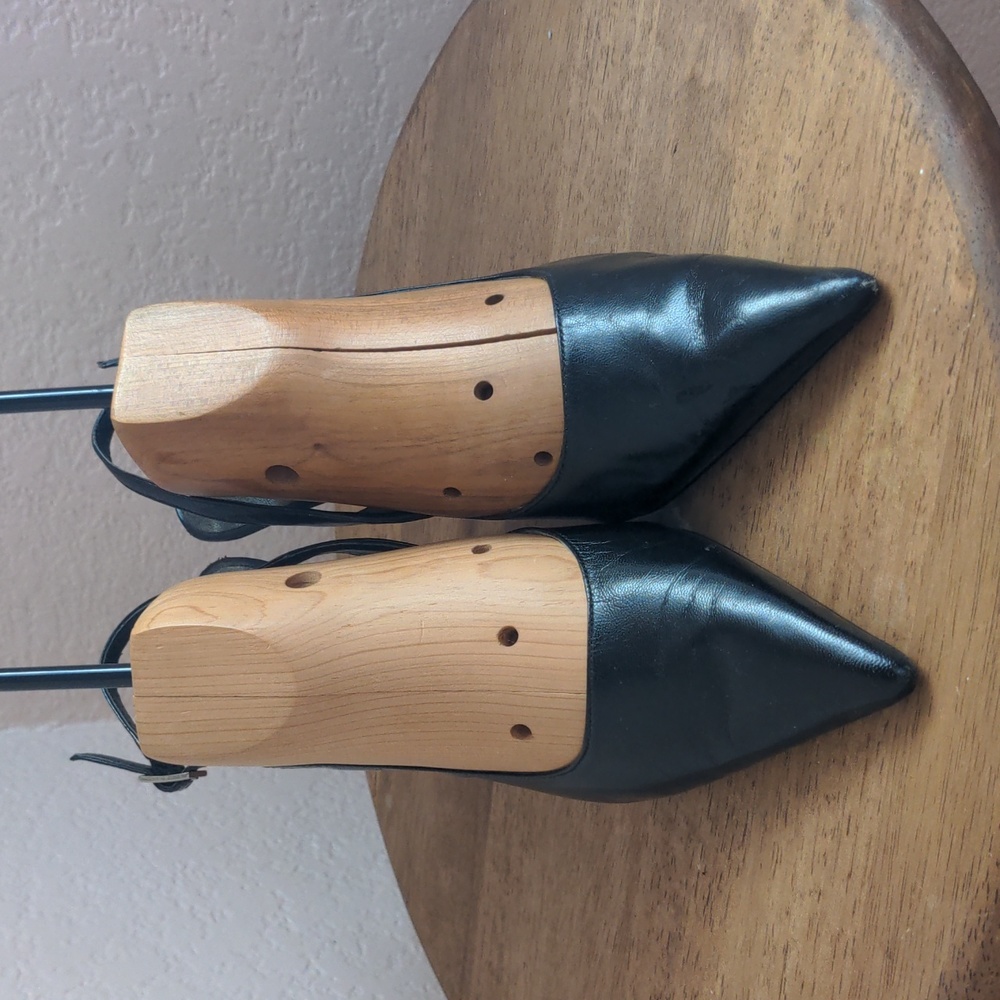 Nine West black size 7. Leather upper.